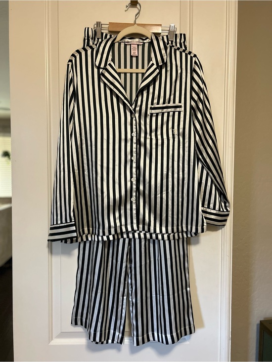 Victoria's Secret Other - New!! 🥱💤🖤 Victoria's Secret Black & White Striped Satin Pajama Set 😴💤🖤